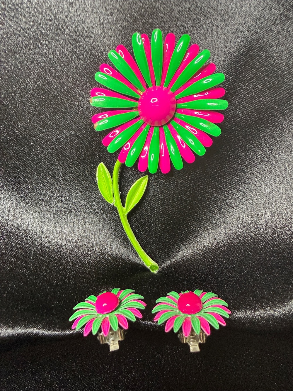 Vintage Vibrant Pink & Green Daisy Brooch and Earring Set